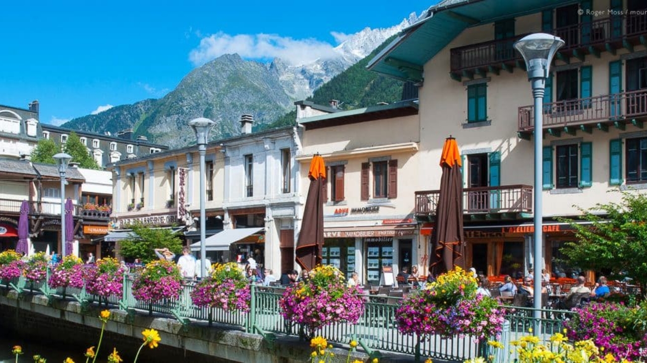 Chamonix-town-centre-summer-mountains-27503-1048x531